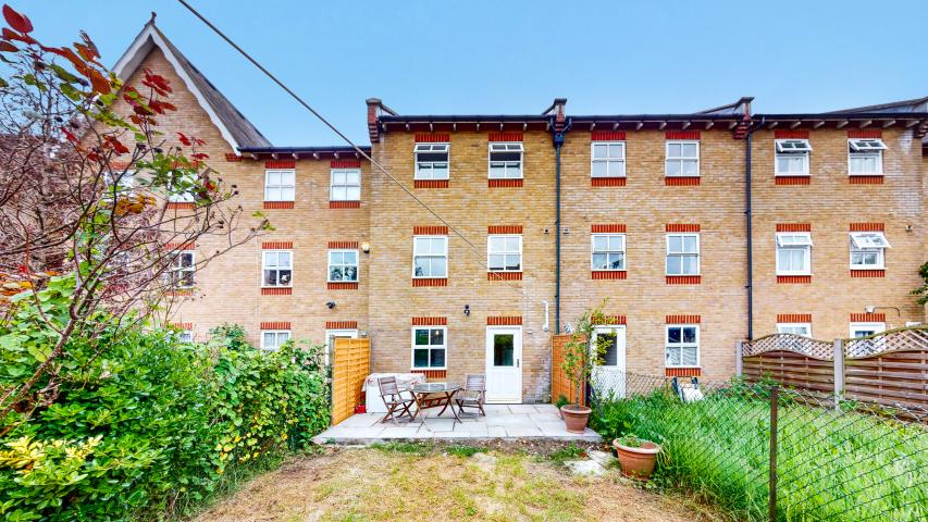 			4 Bedroom, 2 bath, 1 reception Terraced House			 Chamberlayne Avenue, Wembley